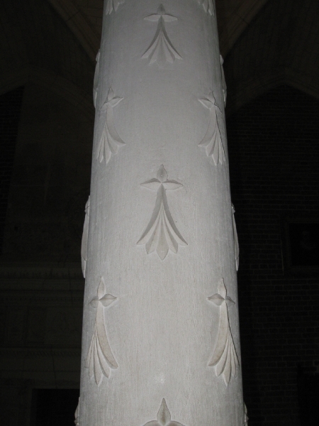Op de pijlers staan eveneens de hermijnvlokjes of de lelies.