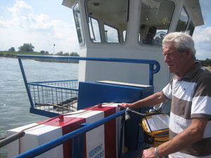 op de veerboot.