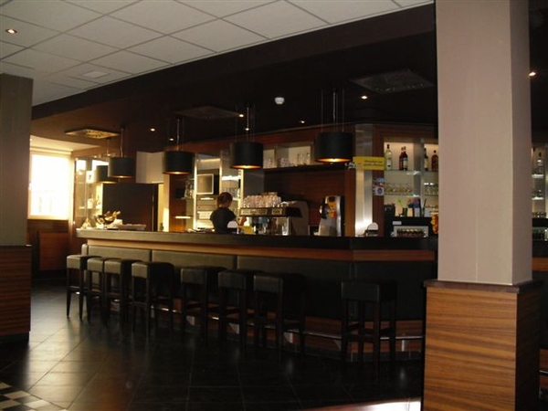 Mooie interieur van het luchthaven restaurant/bar