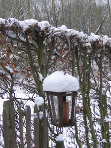 Lantaarn met sneeuwdeksel