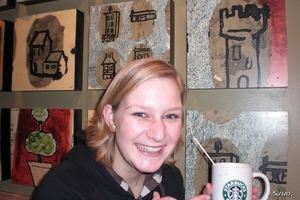 Marcella en haar StarBucks koffie.