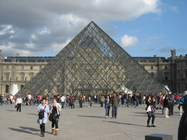 Piramide in centrum Louvre.....foto's Downloaden?