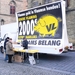 Andrea voert campagne op de markt van Veurne voor Vlaams Belang