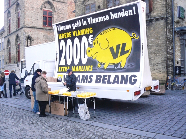 Andrea voert campagne op de markt van Veurne voor Vlaams Belang