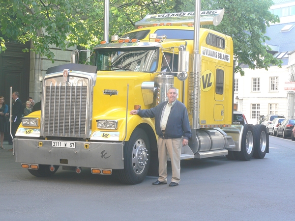 Leo vvor de truck van Vlaams Belang